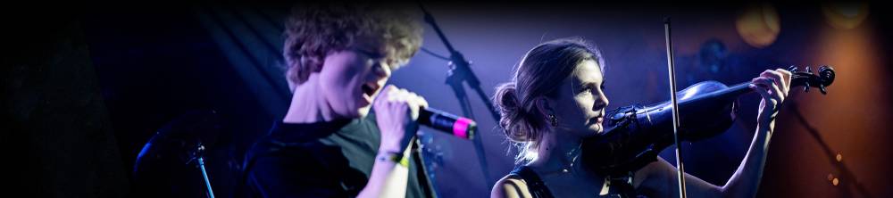 Elev på efterskolen spiller trommer