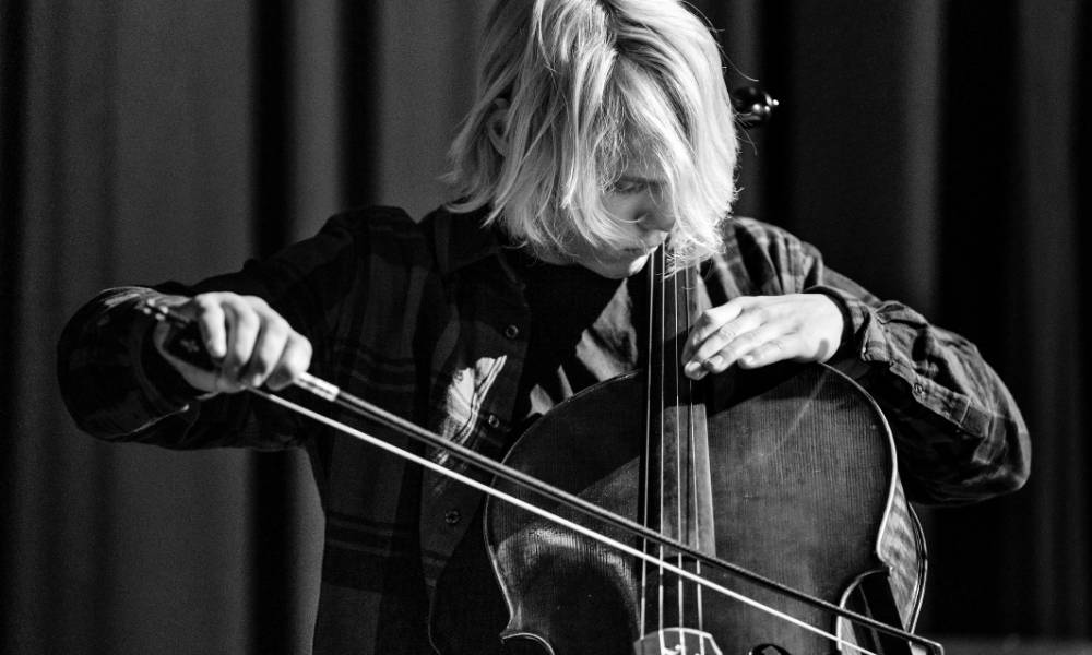 Holger fra Klejtrup Musikefterskole spiller paa Cello