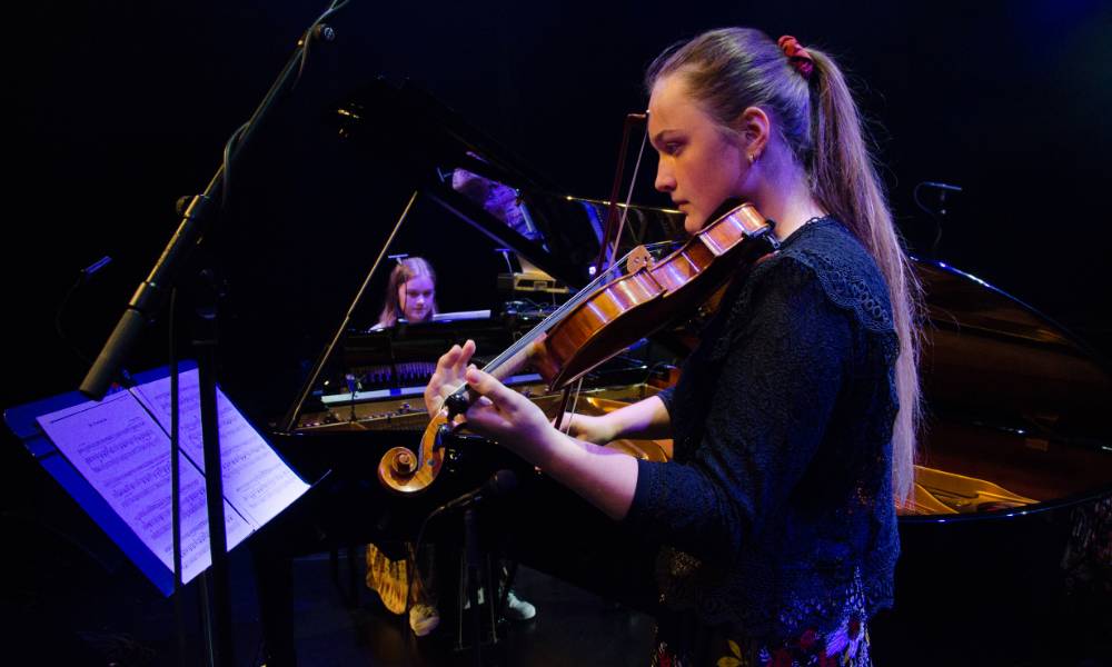 Elev spiller violin til koncert